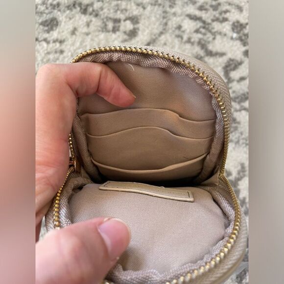 Badgley Mischka Diamond Quilted Oval Crossbody Phone Case in beige NWT - Picture 7 of 9